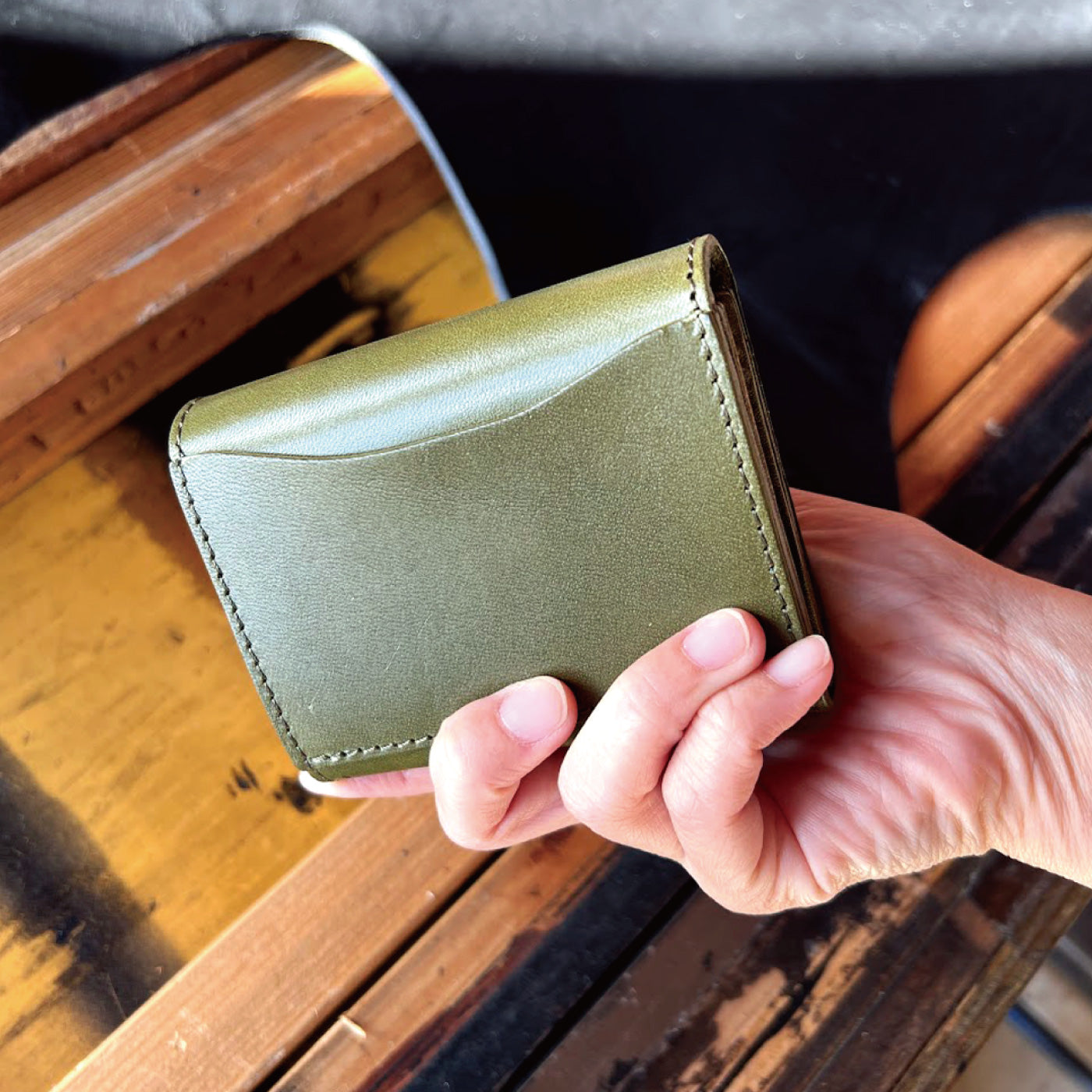 栃木レザー 背面カード入れ付きコンパクト二つ折り財布 牛革 本革 革小物 日本製 ベジタブル タンニン 鞣し サイズ10.5×8cm 財布 ビジネス 収納 プレゼント ファッション小物